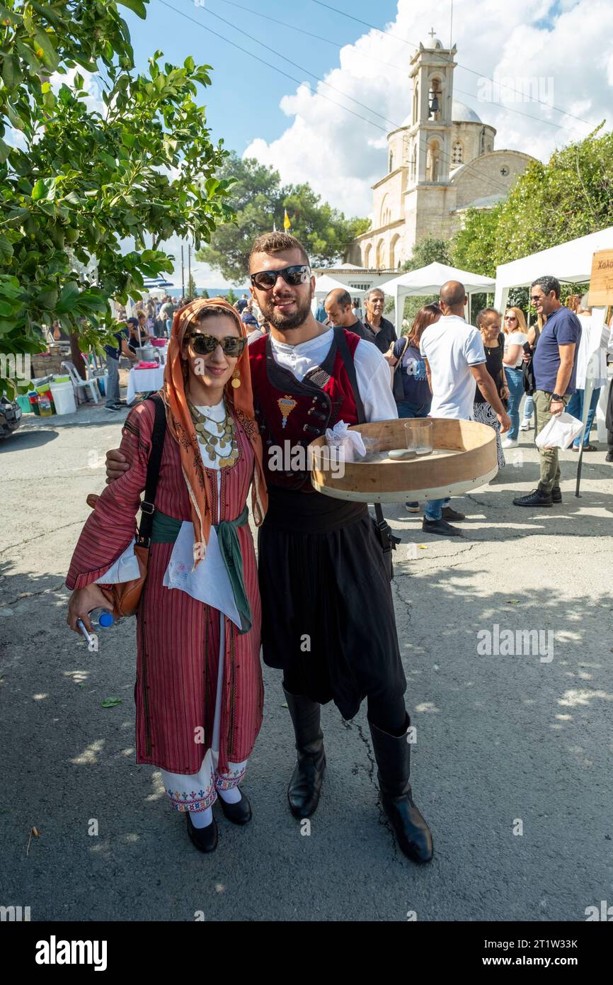 Ein Paar in traditioneller Kleidung beim Amargeti Olive Festival in der Republik Zypern. Stockfoto