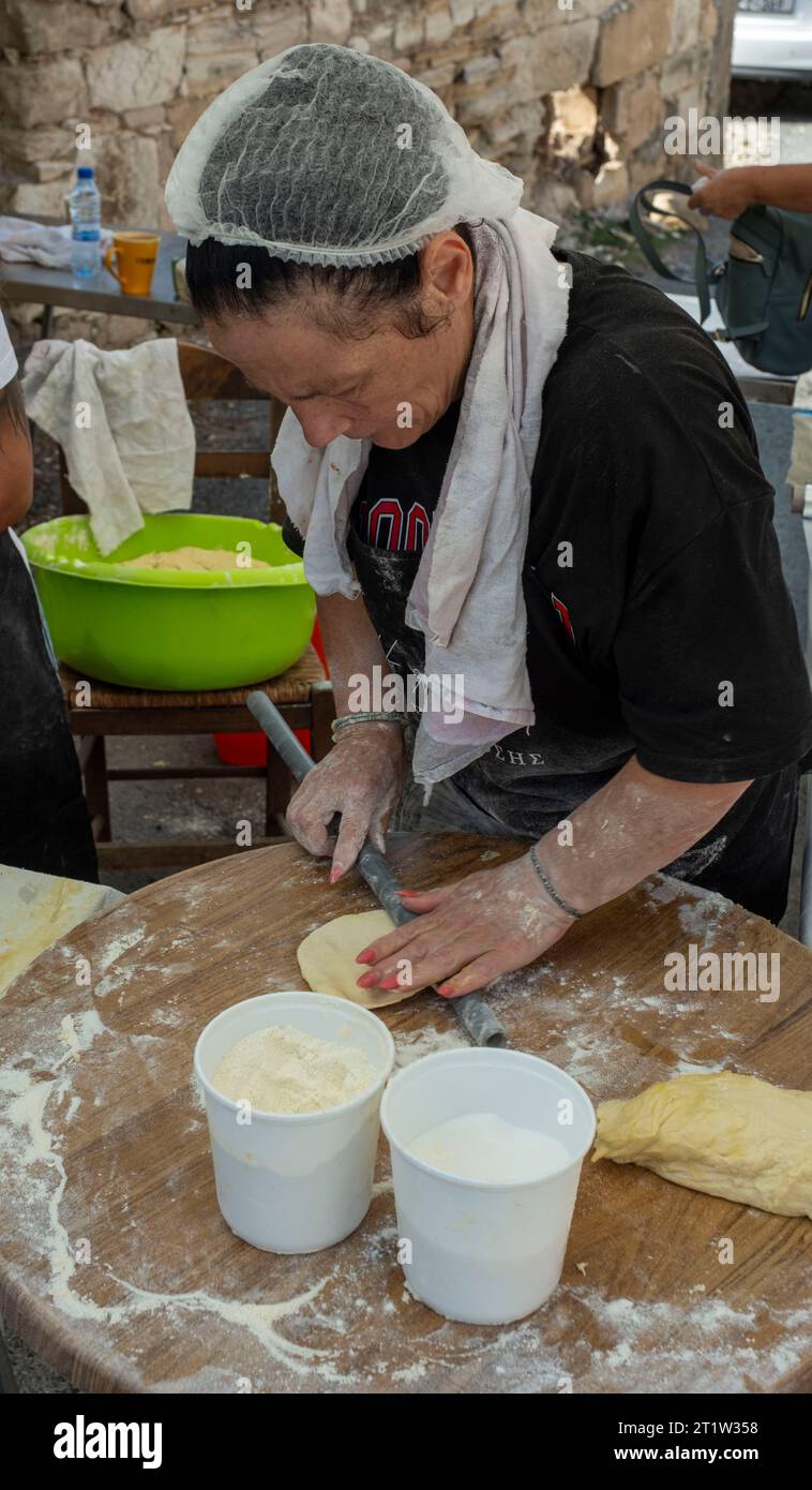 Eine Frau, die Pitta Brot beim Amargeti Olive Festival in der Republik Zypern macht. Stockfoto