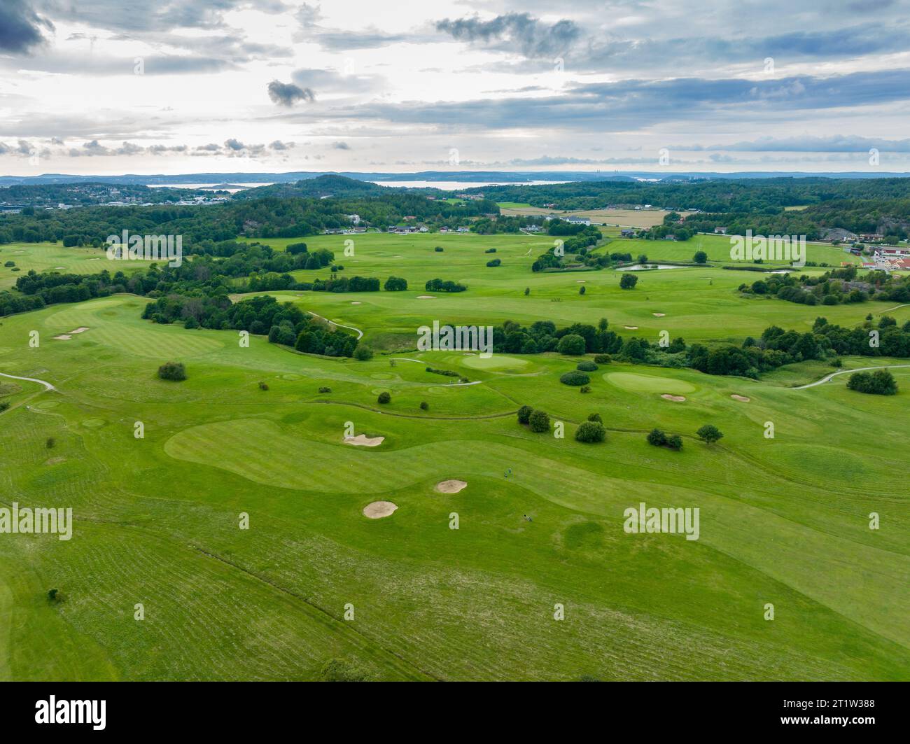 Blick aus der Vogelperspektive auf den Golfplatz Stenungsund in Schweden Stockfoto