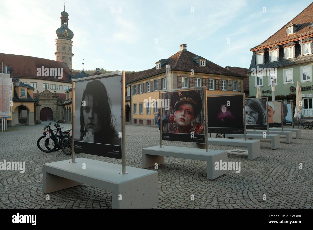 Fotoausstellung lokaler Fotografen auf dem Marktplatz der deutschen Stadt Weikersheim. Stockfoto