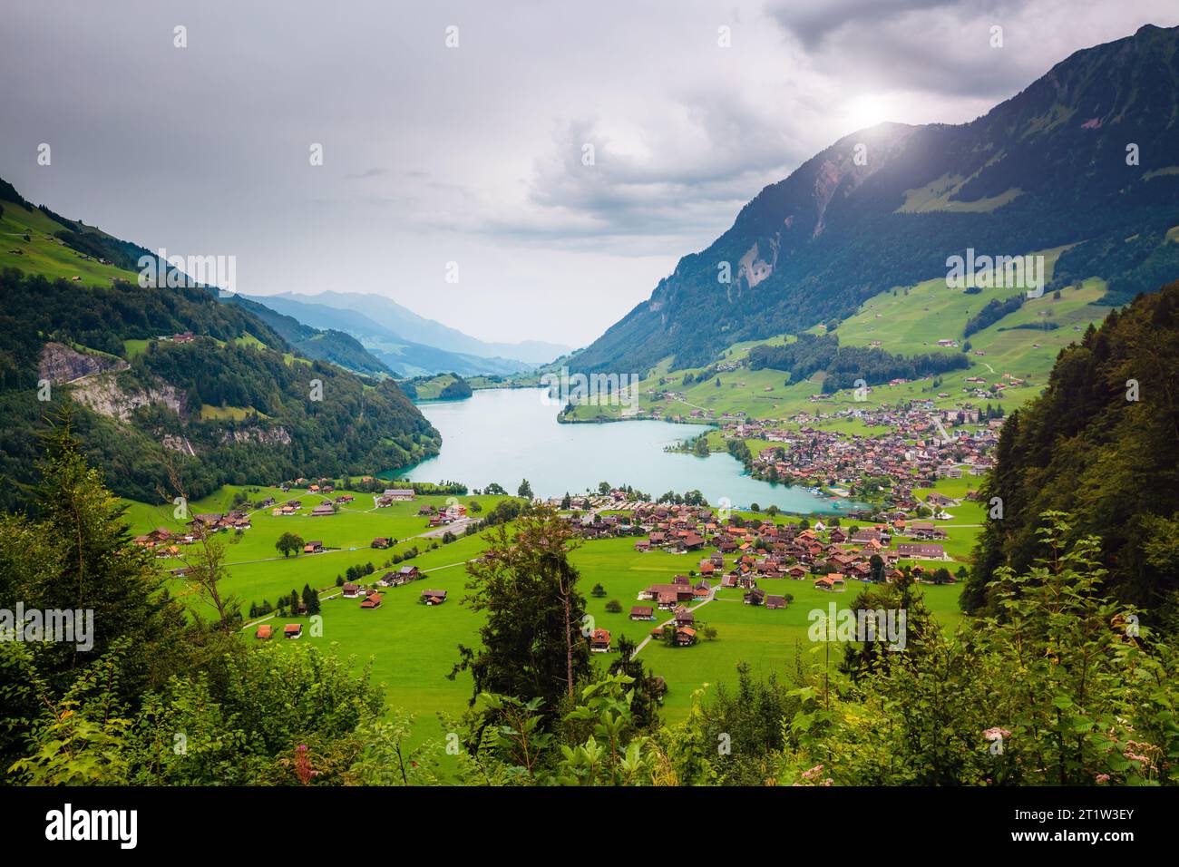 Schöne Aussicht aus der Vogelperspektive auf den Kurort Lungern. Beliebte Touristenattraktion. Dramatische und malerische Szene. Lage Ort Schweizer Alpen, Kanton Obwalden Stockfoto