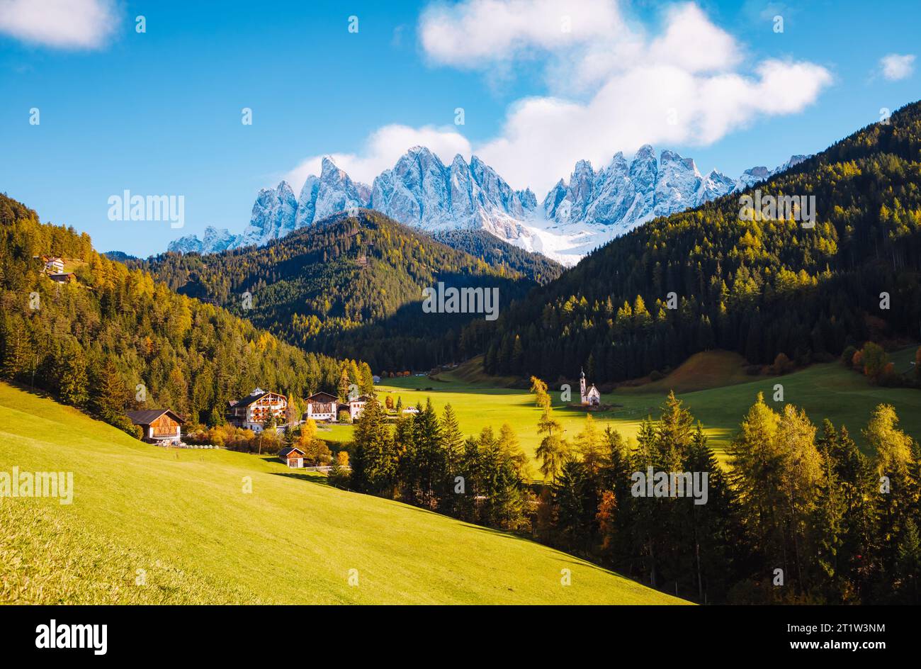 Sonniger Tag im Dorf Ssnta Magdalena. Malerische und wunderschöne Szene. Lage berühmter Place Funes Valley, Geißler Gruppe, Dolomiti Alps. Provinz Bolza Stockfoto