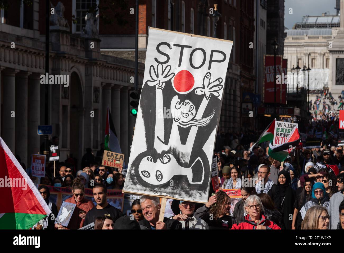 Protest für Palästina nach Eskalation der Militäraktion im Gazastreifen-Konflikt zwischen Israel und Hamas. Hören Sie auf, Kunstwerke zu bombardieren Stockfoto