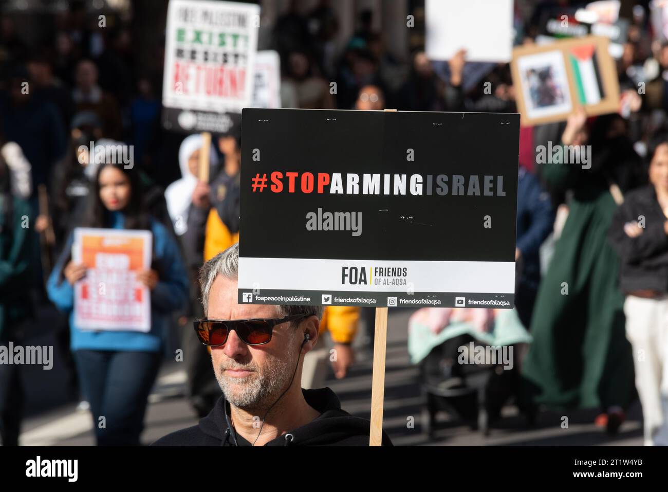 Protest für Palästina nach Eskalation der Militäraktion im Gazastreifen-Konflikt zwischen Israel und Hamas. Hör auf, Israel-Plakette zu bewaffnen Stockfoto