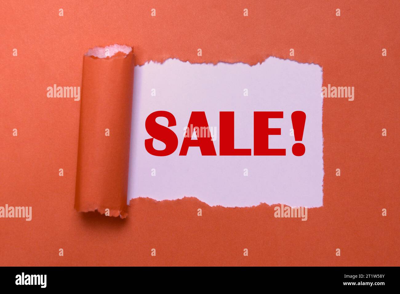 Verkaufssymbol. Großes Rabatte und Sparkonzept. Rotes Verkaufsschild auf zerrissenem Papier. Sonderangebot, Werbebanner mit Kopierbereich. Stockfoto