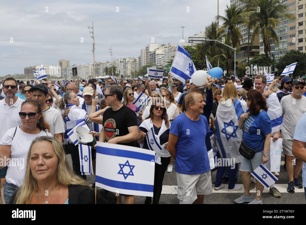 Jüdische Gemeinde marschiert in Copacabana zur Unterstützung Israels im Konflikt mit der Hamas. Jüdische Volksdemonstration mit israelischen Fahnen und judentum Stockfoto