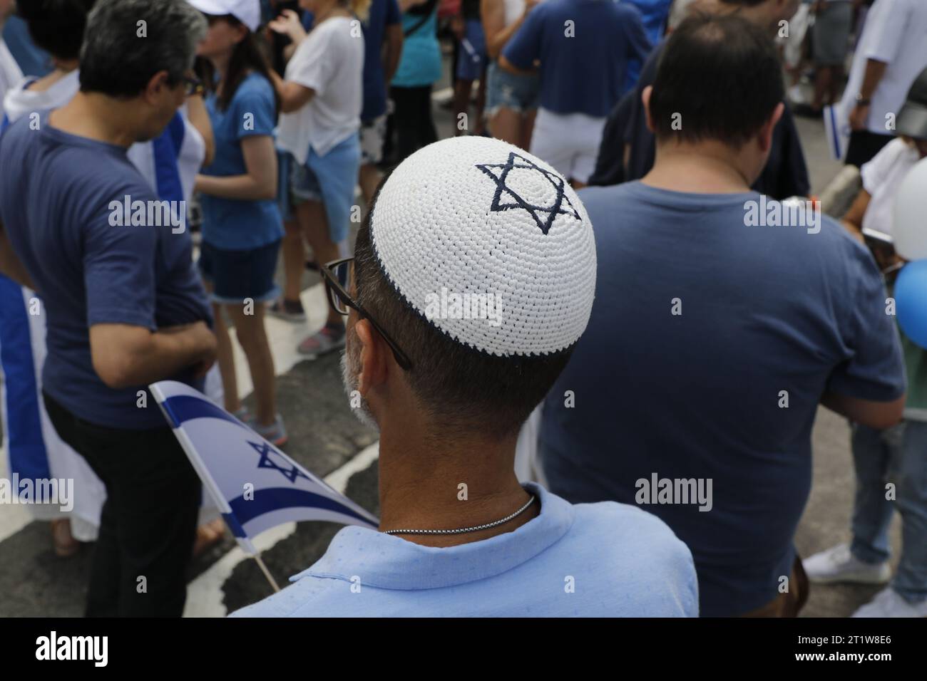 Jüdische Gemeinde marschiert in Copacabana zur Unterstützung Israels im Konflikt mit der Hamas. Jüdische Volksdemonstration mit israelischen Fahnen und judentum Stockfoto