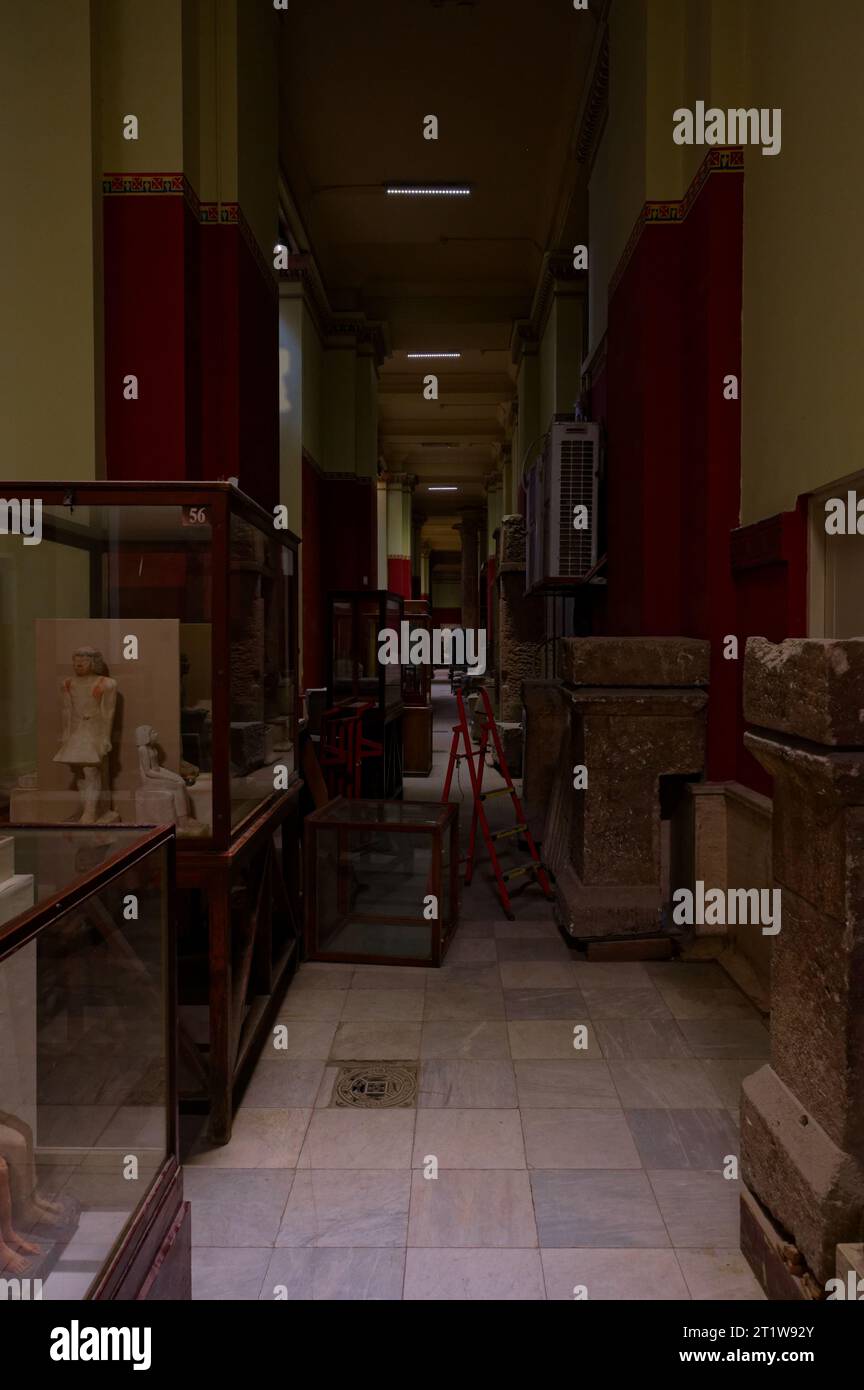 In den Gängen des ägyptischen Museums in kairo entfaltet sich eine reiche Geschichte, wo eine fesselnde Auswahl an wertvollen Artefakten nicht ihren Platz zu finden scheint. Stockfoto