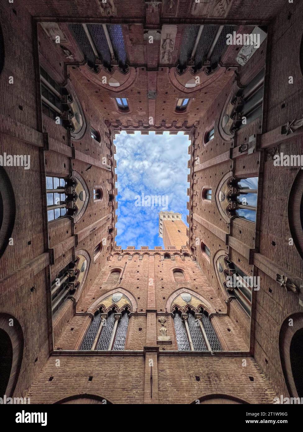 Blick auf den Torre del Mangia aus dem Innenhof des Palazzo Pubblico, Siena Stockfoto