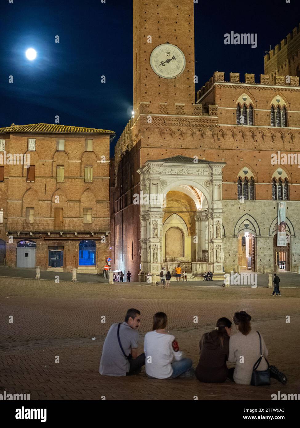 Wir reden nachts auf der Piazza del Campo, Siena Stockfoto