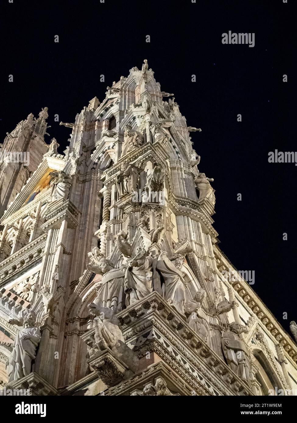 Blick auf die Statuen in der rechten Ecke der Fassade der Kathedrale von Siena Stockfoto