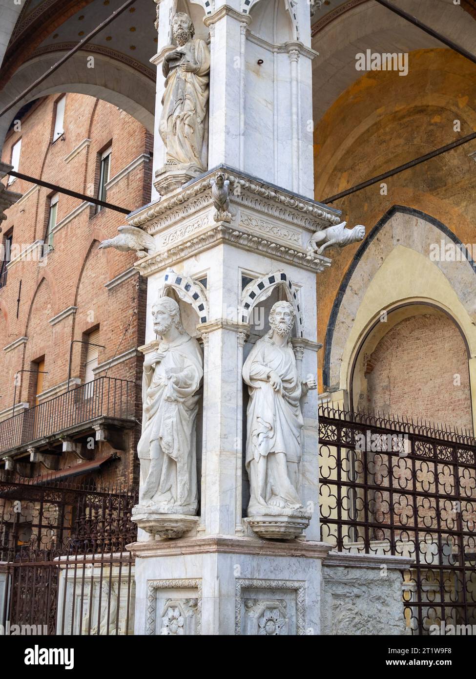 Statuen der Apostel auf den Säulen der Cappella di Piazza, Siena Stockfoto