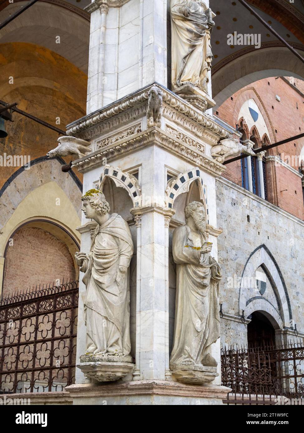 Statuen der Apostel auf den Säulen der Cappella di Piazza, Siena Stockfoto