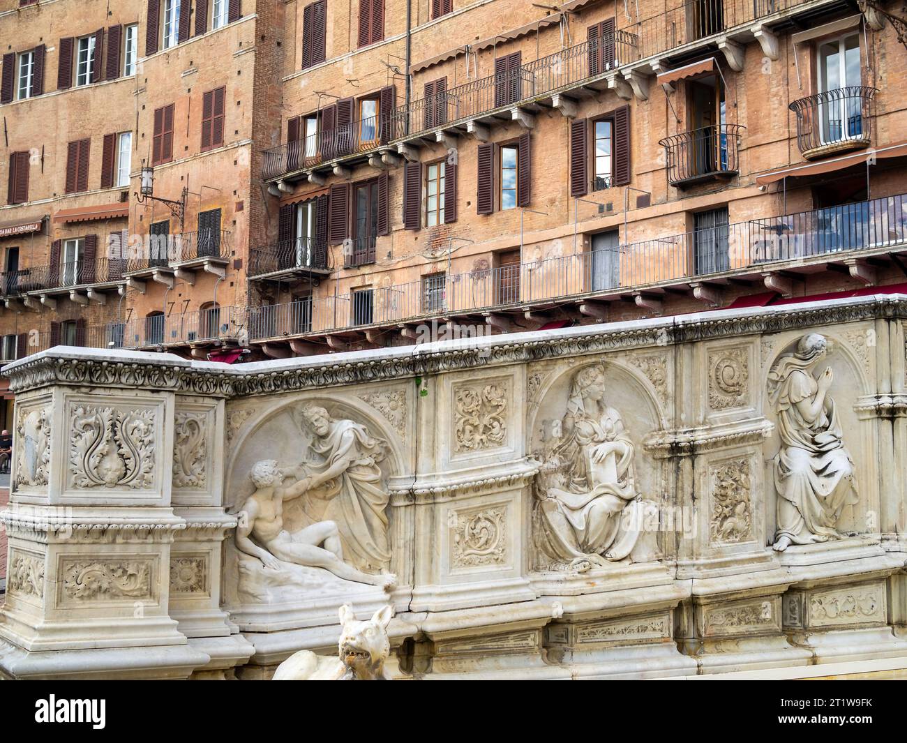 Gaia Fountain hinterließ Pfannen, Schöpfung Adams, Weisheit, Hoffnung, von Sarrocchi, Siena Stockfoto