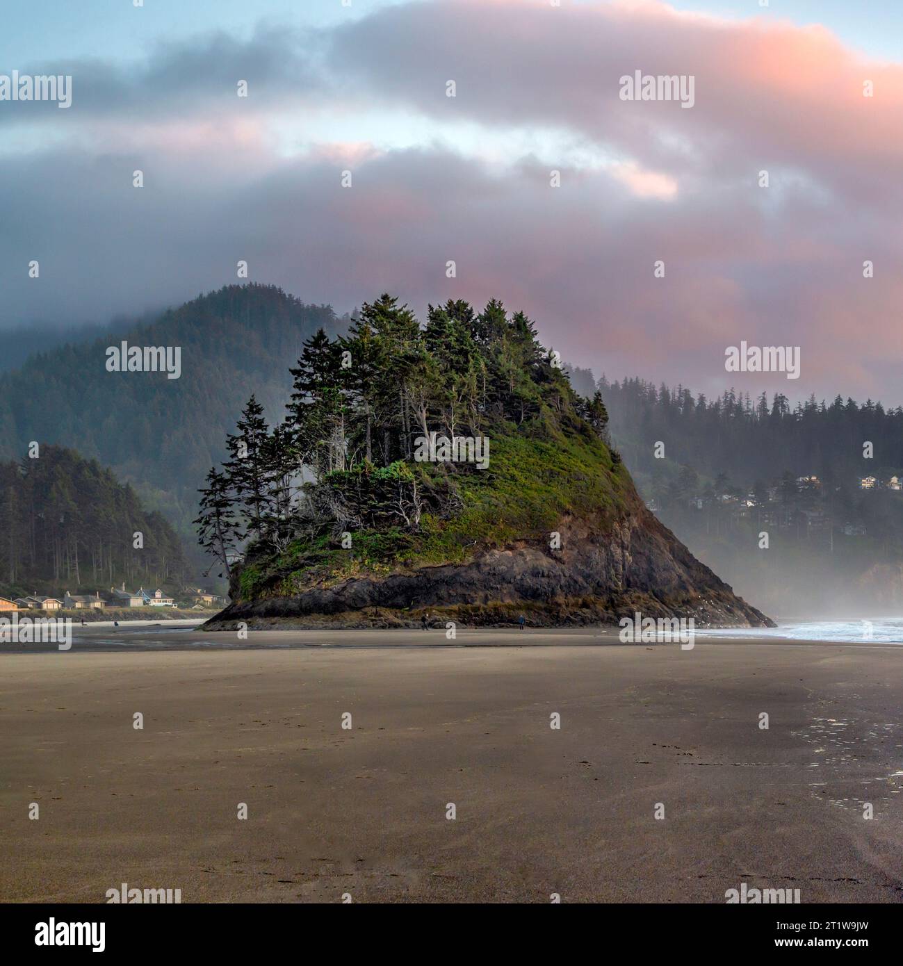 Die Insel Proposal Rock im Tillamook County bei Neskowin, Oregon. Proposal Rock wurde ursprünglich von den Ureinwohnern Schlock genannt Stockfoto