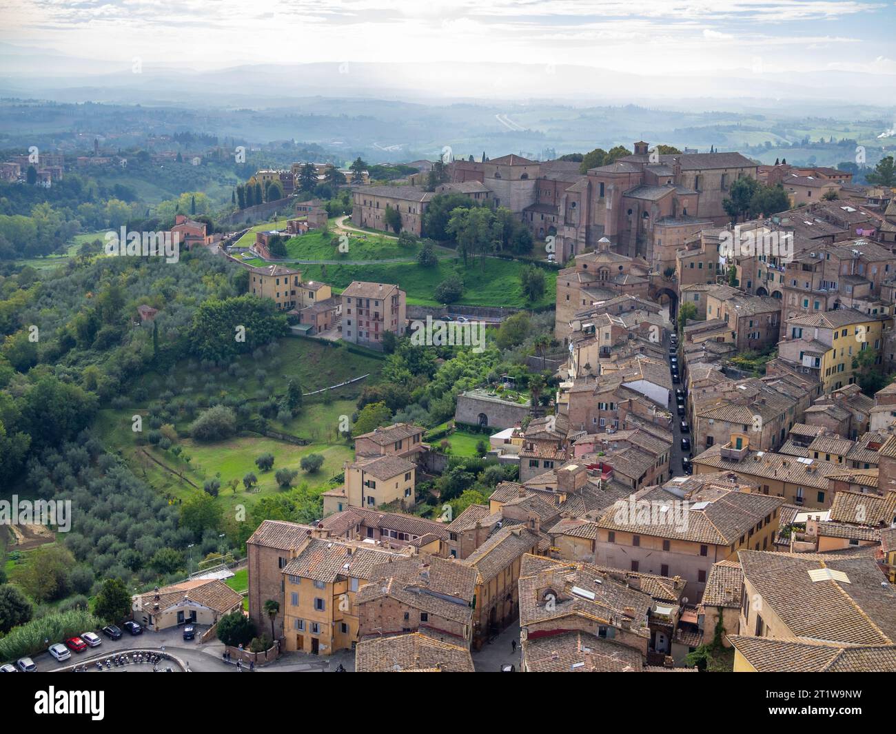 Die Dächer von Siena und die Landschaft von der Spitze des Torre del Mangia Stockfoto