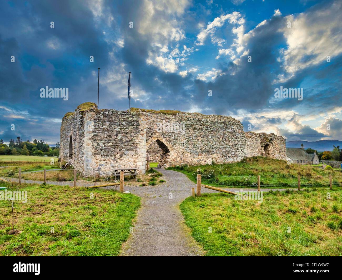 Das Bild zeigt die Ruine der Festung Castle Roy aus dem 12. Jahrhundert ...