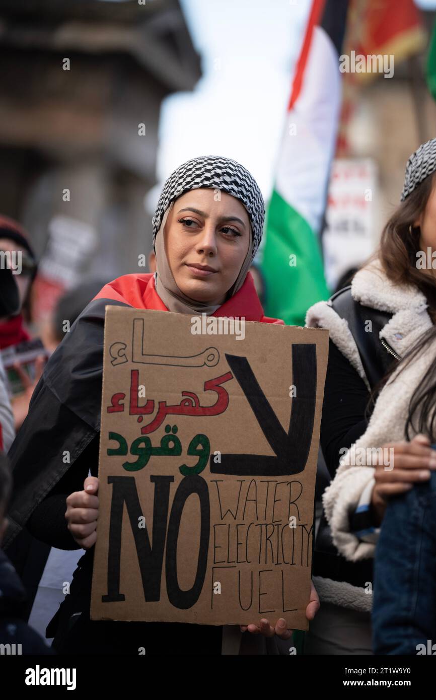 Demonstranten in Edinburgh zeigen Solidarität mit Palästina. Stockfoto