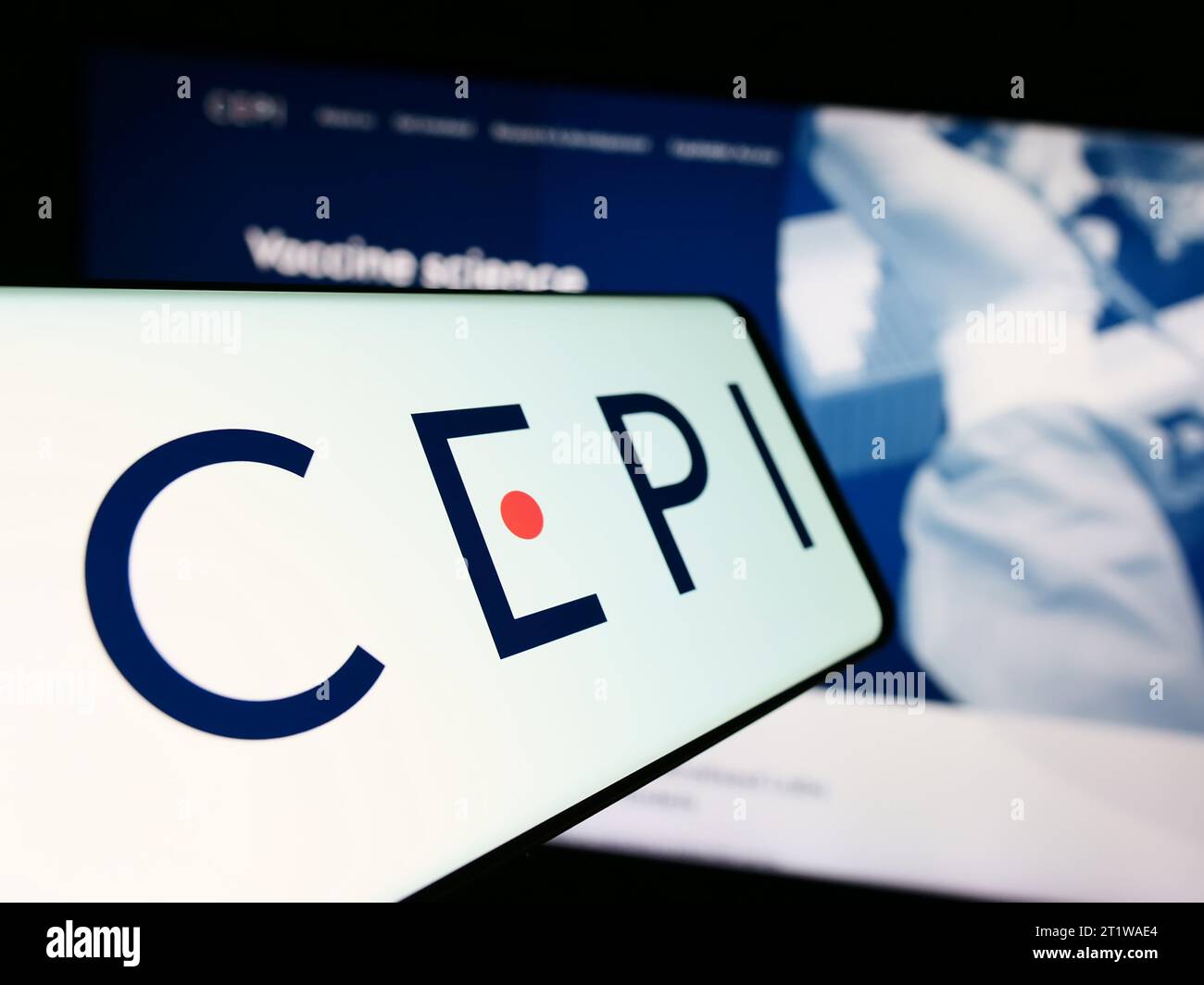 Handy mit Logo der Koalition für Epidemic Preparedness Innovations (CEPI) vor der Website. Konzentrieren Sie sich auf die Mitte des Telefondisplays. Stockfoto
