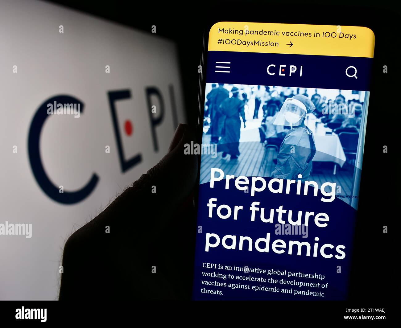 Person, die Smartphone mit Webseite der Koalition für Epidemic Preparedness Innovations (CEPI) mit Logo hält. Konzentrieren Sie sich auf die Mitte des Telefondisplays. Stockfoto
