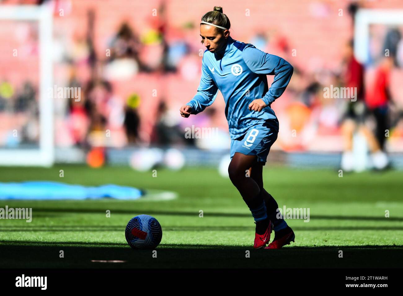 London, Großbritannien. Oktober 2023. Jordan Nobbs (8 Aston Villa) wärmt sich während des Barclays FA Women's Super League-Spiels zwischen Arsenal und Aston Villa im Emirates Stadium, London, am Sonntag, den 15. Oktober 2023 auf. (Foto: Kevin Hodgson | MI News) Credit: MI News & Sport /Alamy Live News Stockfoto