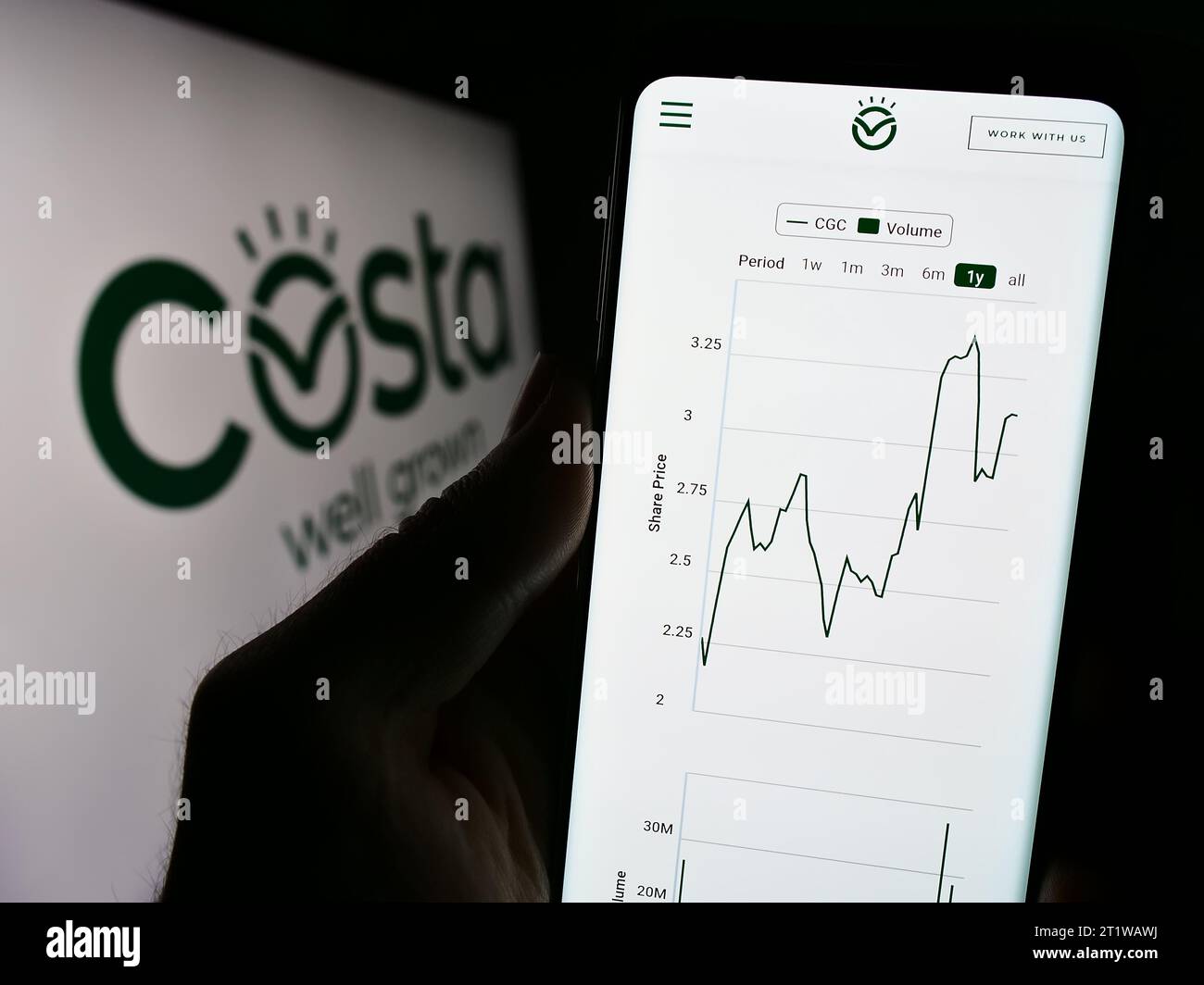 Person mit Smartphone und Website des australischen Unternehmens Costa Group Holdings Limited vor dem Logo. Konzentrieren Sie sich auf die Mitte des Telefondisplays. Stockfoto