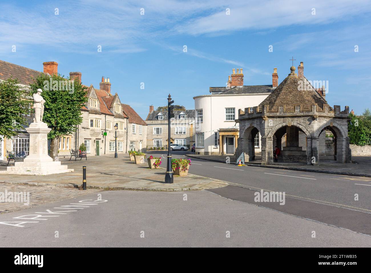 War Memorial and Butter Cross, Market Square, Somerton, Somerset, England, Vereinigtes Königreich Stockfoto