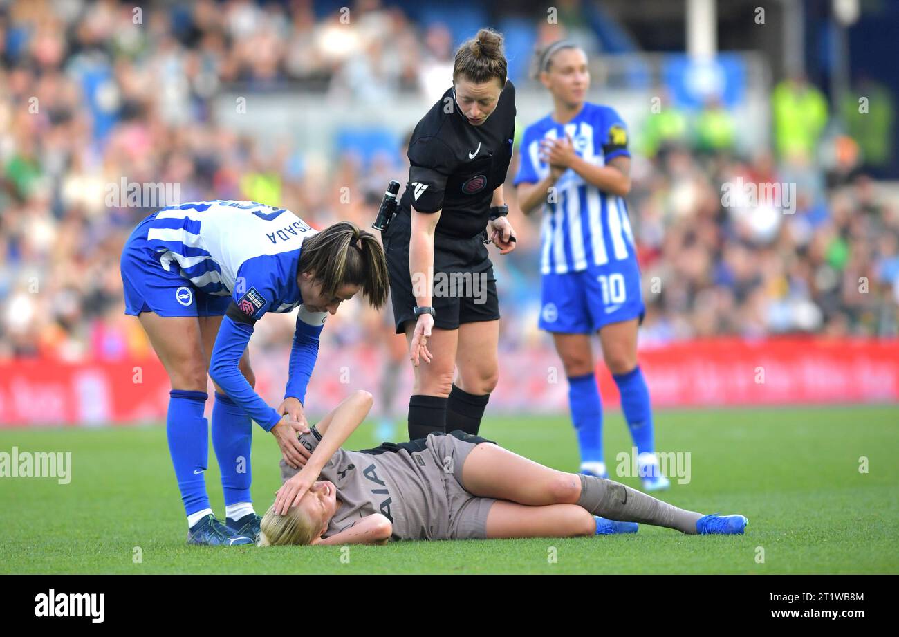 Brighton UK 15. Oktober 2023 - Schiedsrichterin Kirsty Dowle überprüft Eveliina Summanen aus Tottenham während des Barclays Women's Super League Fußballspiels zwischen Brighton & Hove Albion und Tottenham Hotspur im American Express Stadium (nur für redaktionelle Zwecke): Credit Simon Dack /TPI/ Alamy Live News Stockfoto