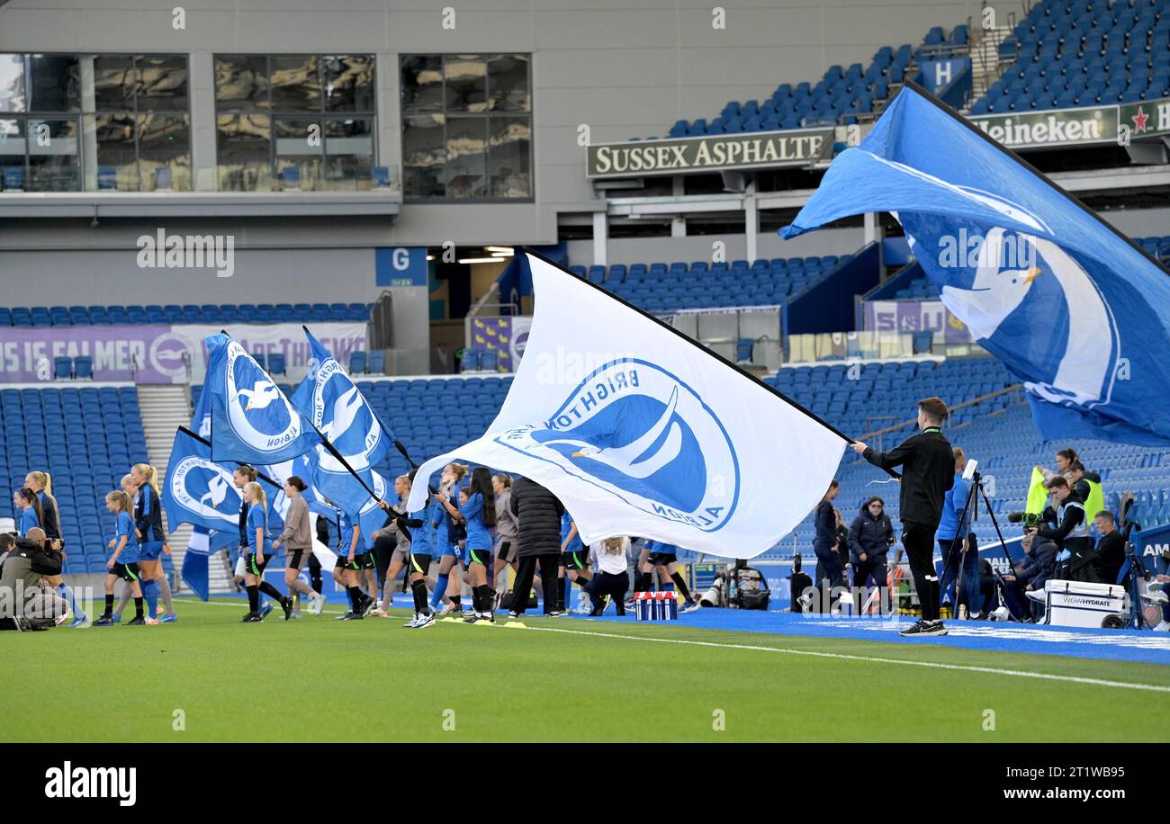 Brighton UK 15. Oktober 2023 - die Teams kommen während des Fußballspiels der Barclays Women's Super League zwischen Brighton & Hove Albion und Tottenham Hotspur im American Express Stadium (nur redaktionelle Verwendung) heraus: Credit Simon Dack /TPI/ Alamy Live News Stockfoto