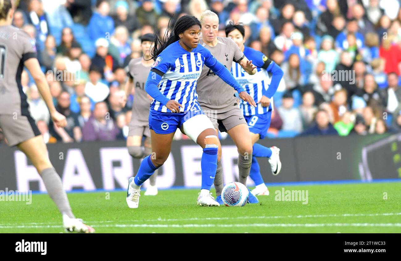 Brighton UK 15. Oktober 2023 - Madison Haley aus Brighton tritt während des Barclays Women's Super League Fußballspiels zwischen Brighton & Hove Albion und Tottenham Hotspur im American Express Stadium auf (nur redaktionelle Verwendung): Credit Simon Dack /TPI/ Alamy Live News Stockfoto