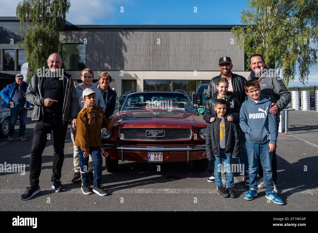 Polizei Bertrand Caroy, Rapper Benny B und Fernsehmoderator Thomas de Bergeyck posieren mit Kindern bei der „Stars Rallye“ der „Televie“ 2023-Wohltätigkeitsveranstaltung der RTL-TVI-Fernsehketten am Sonntag, den 15. Oktober 2023, auf dem „Butte du Lion de Waterloo“ in Braine-l'alleud. BELGA FOTO MAXIME ASSELBERGHS Credit: Belga News Agency/Alamy Live News Stockfoto