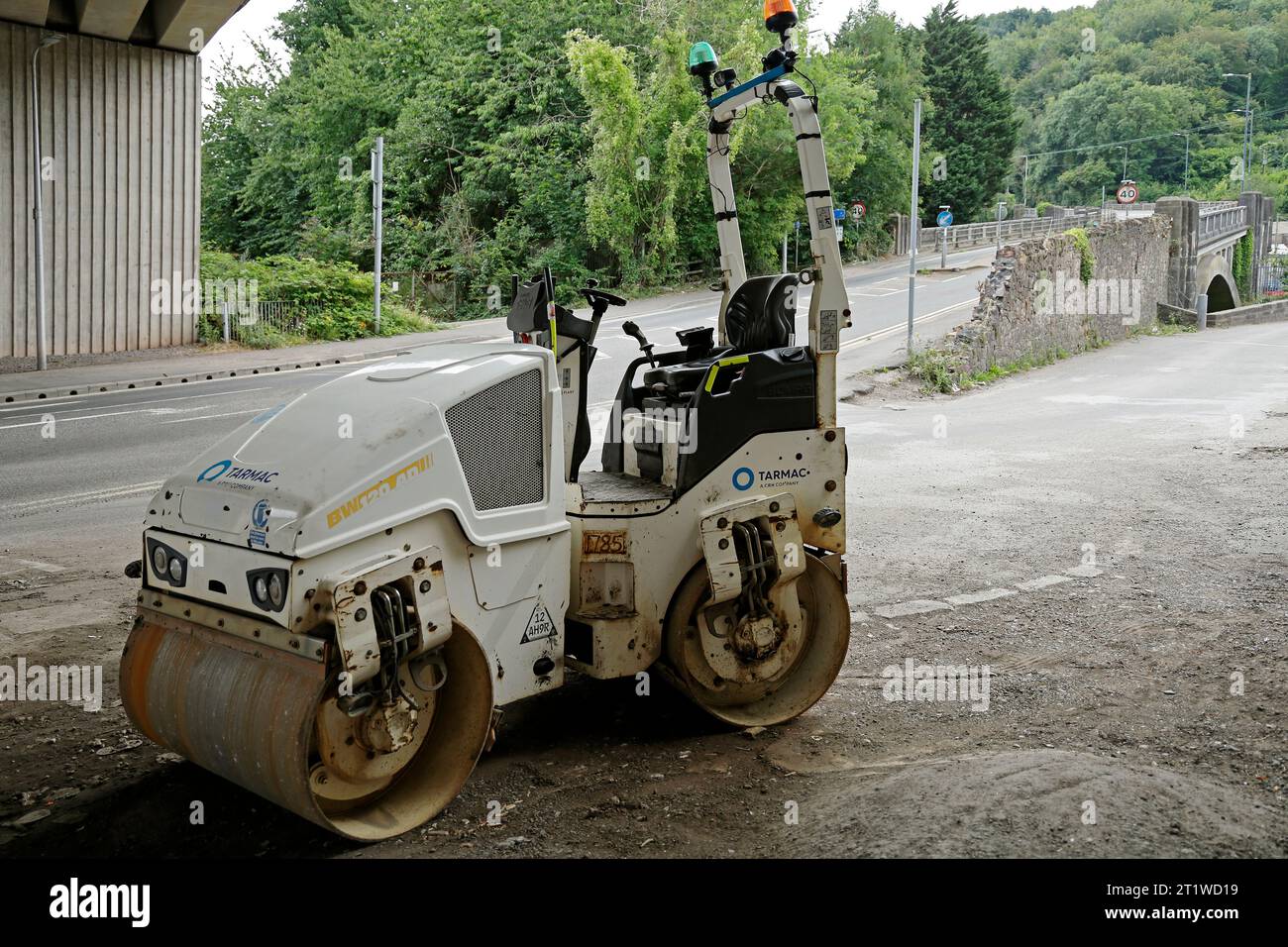 Schwere Walze parkt am Straßenrand, Leckwith, Cardiff, Südwales, 2023 Stockfoto