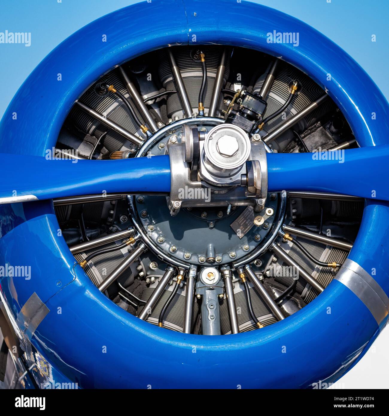 Propellerhalterung und Motor hinter blauem Flugzeug Stockfoto