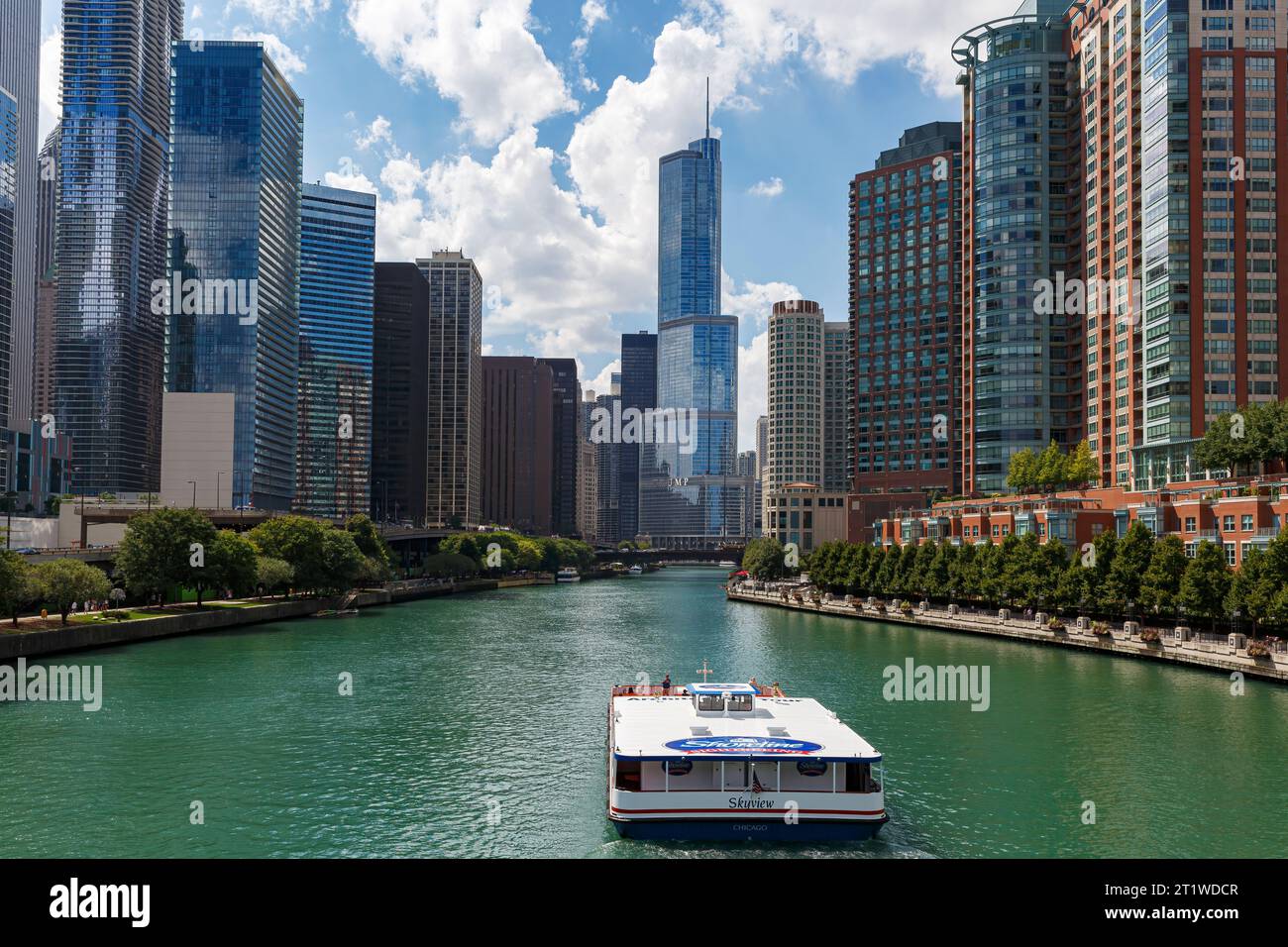 Bootstour und Wolkenkratzer entlang des Chicago River, Chicago, Illinois, USA Stockfoto