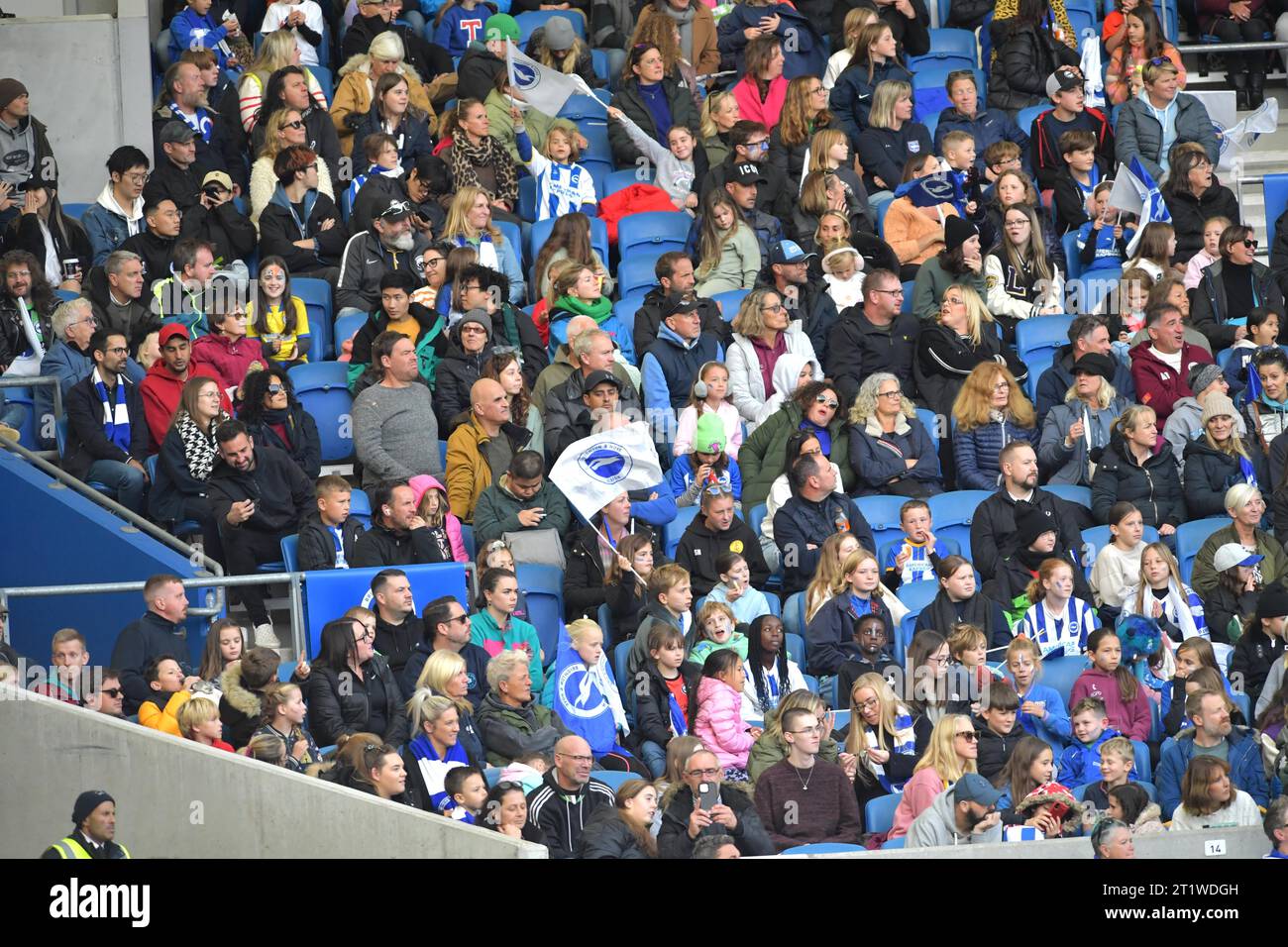 Brighton UK 15. Oktober 2023 - Fans während des Barclays Women's Super League Fußballspiels zwischen Brighton & Hove Albion und Tottenham Hotspur im American Express Stadium (nur redaktionelle Verwendung) : Credit Simon Dack /TPI/ Alamy Live News Stockfoto