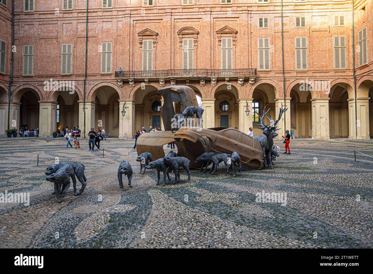 Italien Turin piazza Castello Palazzo reale Innenhof - künstlerische Installation - " Arte alle Crorti Oper von Paolo Grassino Stockfoto