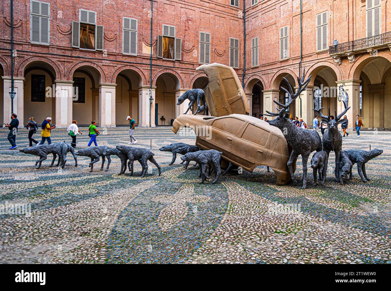 Italien Turin piazza Castello Palazzo reale Innenhof - künstlerische Installation - " Arte alle Crorti Oper von Paolo Grassino Stockfoto