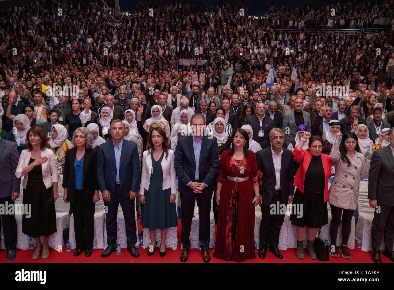 Ankara, Türkei. Oktober 2023. Hunderte von Menschen nehmen während der Veranstaltung einen Moment der Stille. Die Partei der Grünen Linken hielt ihren 4. Großen Kongress in der Ankara Atatürk Sporthalle ab. Tausende von Menschen nahmen an dem Kongress Teil, es wurde beschlossen, dass der neue Name der Partei die Partei People's Equality and Democracy Party (HEDEP) sein sollte. Die Ko-Vorsitzenden der Partei waren Tulay Hatimogullari und Tuncer Bakirhan. Quelle: SOPA Images Limited/Alamy Live News Stockfoto