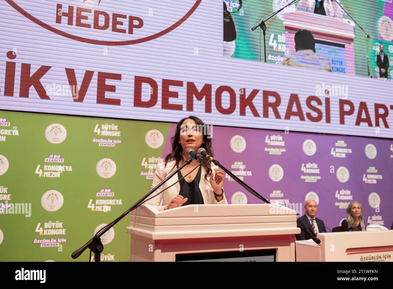 Ankara, Türkei. Oktober 2023. Tulay Hatimogullari, Ko-Vorsitzender der Partei für Gleichstellung und Demokratie (HEDEP), spricht während der Veranstaltung. Die Partei der Grünen Linken hielt ihren 4. Großen Kongress in der Ankara Atatürk Sporthalle ab. Tausende von Menschen nahmen an dem Kongress Teil, es wurde beschlossen, dass der neue Name der Partei die Partei People's Equality and Democracy Party (HEDEP) sein sollte. Die Ko-Vorsitzenden der Partei waren Tulay Hatimogullari und Tuncer Bakirhan. Quelle: SOPA Images Limited/Alamy Live News Stockfoto