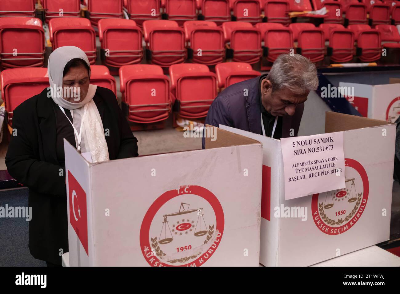 Ankara, Türkei. Oktober 2023. Die Parteidelegierten sahen die Abstimmung auf dem Kongress. Die Partei der Grünen Linken hielt ihren 4. Großen Kongress in der Ankara Atatürk Sporthalle ab. Tausende von Menschen nahmen an dem Kongress Teil, es wurde beschlossen, dass der neue Name der Partei die Partei People's Equality and Democracy Party (HEDEP) sein sollte. Die Ko-Vorsitzenden der Partei waren Tulay Hatimogullari und Tuncer Bakirhan. Quelle: SOPA Images Limited/Alamy Live News Stockfoto