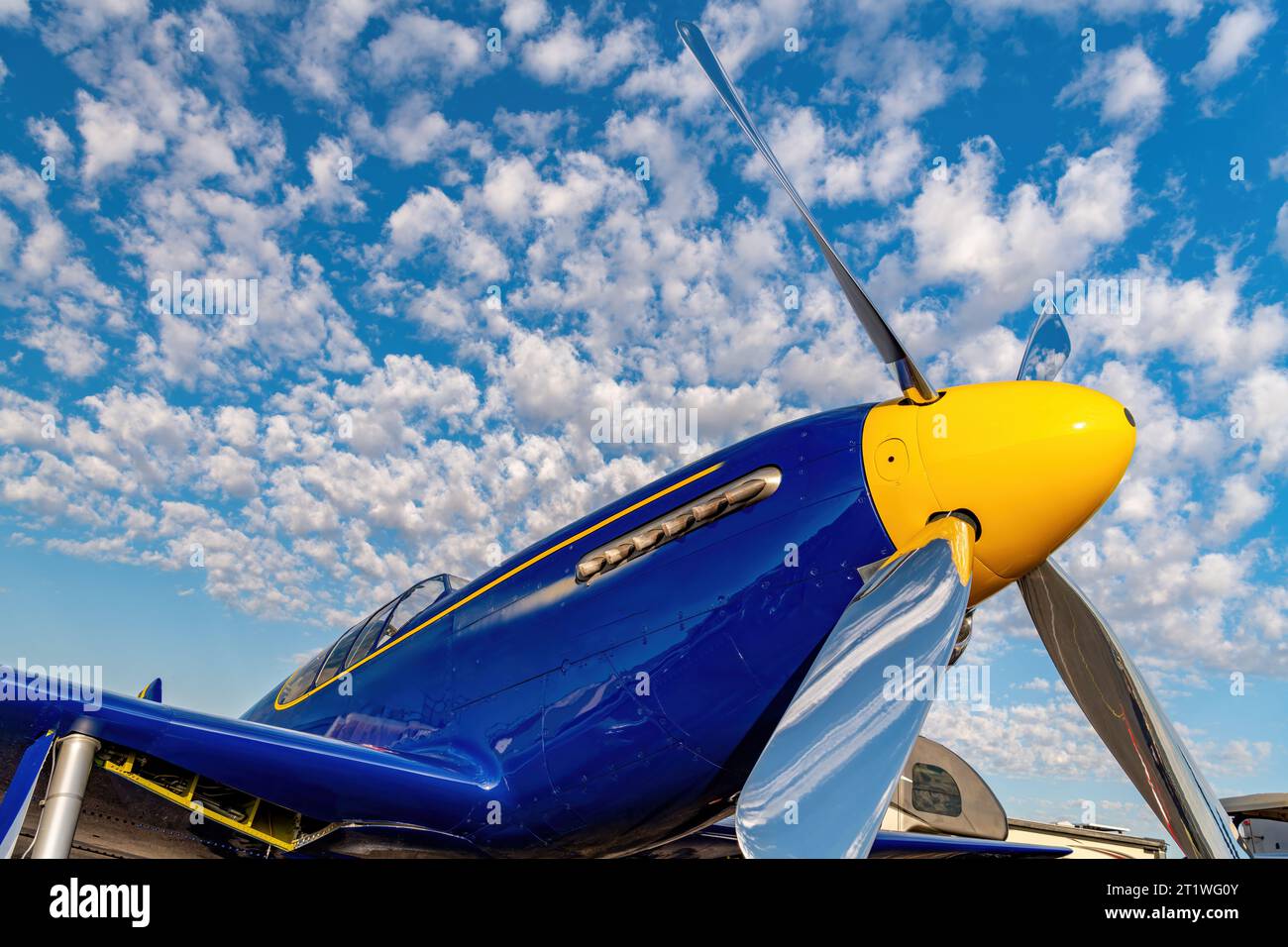 Clou up eines blauen Flugzeugs mit geschwollenen Wolken am Himmel Stockfoto