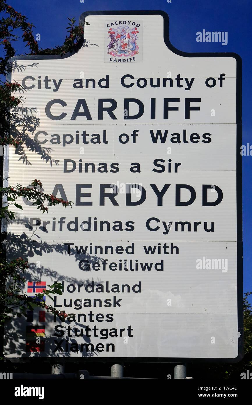 City and County of Cardiff großes zweisprachiges Schild, Leckwith, Cardiff, South Wales, 2023 Stockfoto