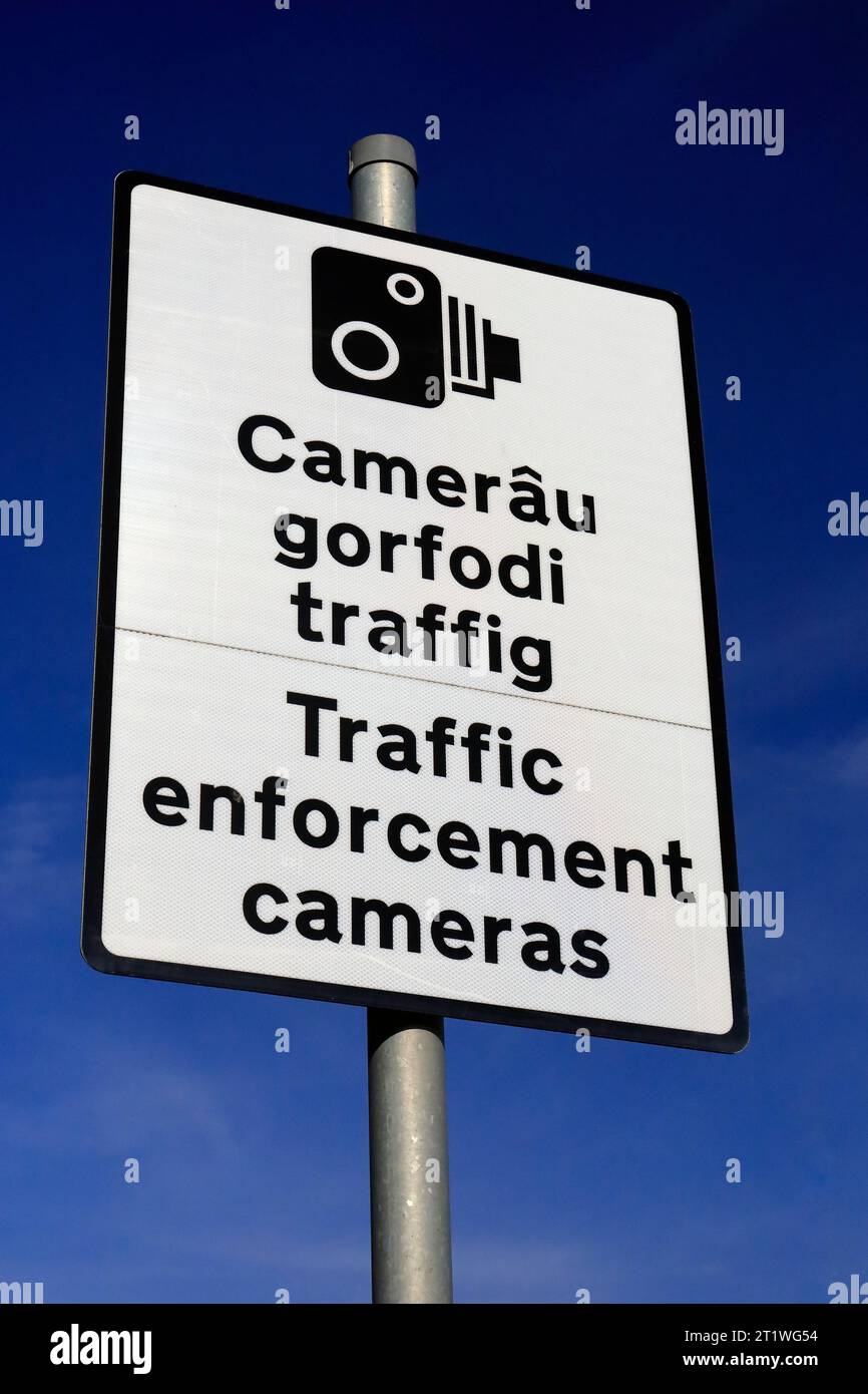 Zweisprachiges walisisches / englisches Verkehrszeichen für Verkehrskameras, Leckwith, Cardiff, Südwales, 2023 Stockfoto
