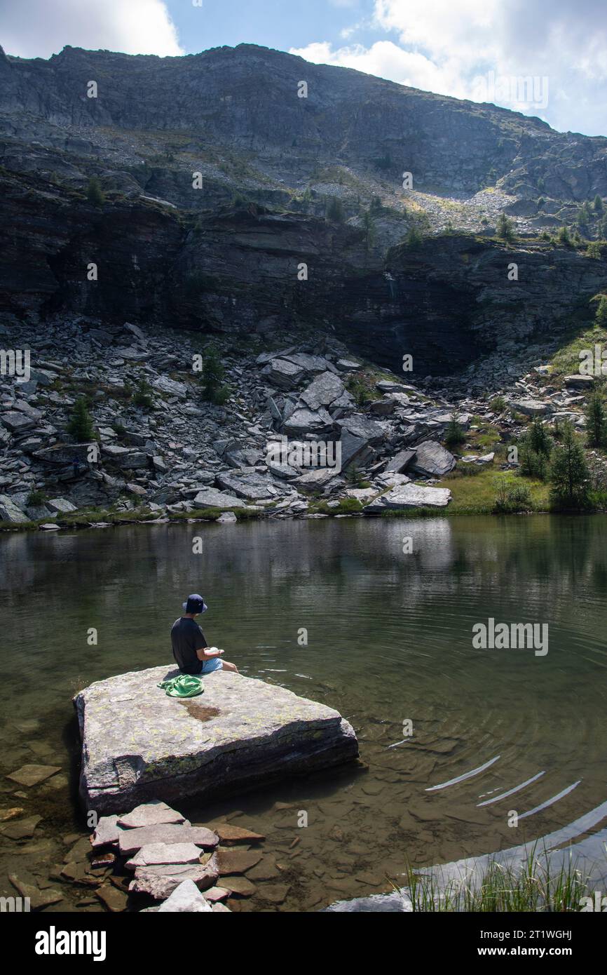 Wanderer an idyllischem Bergsee im wilden und abgelegenen Val Marcri im Tessin Stockfoto