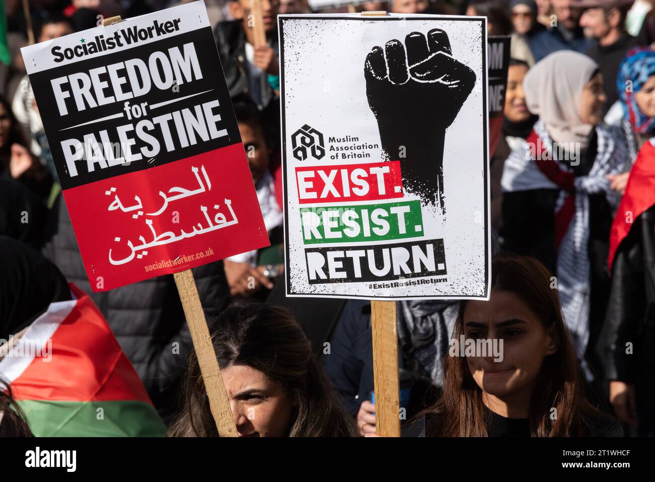 Protest für Palästina nach Eskalation der Militäraktion im Gazastreifen-Konflikt zwischen Israel und Hamas. Plakette „vorhanden“, „Widerstand“, „Rückgabe“ Stockfoto