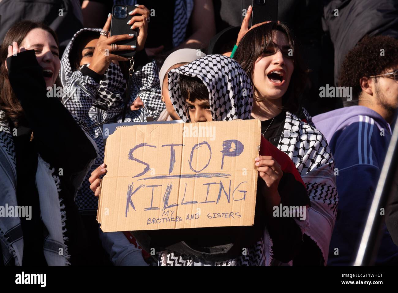 Protest für Palästina nach Eskalation der Militäraktion im Gazastreifen-Konflikt zwischen Israel und Hamas. Kind mit „Stop Killing“-Plakat Stockfoto