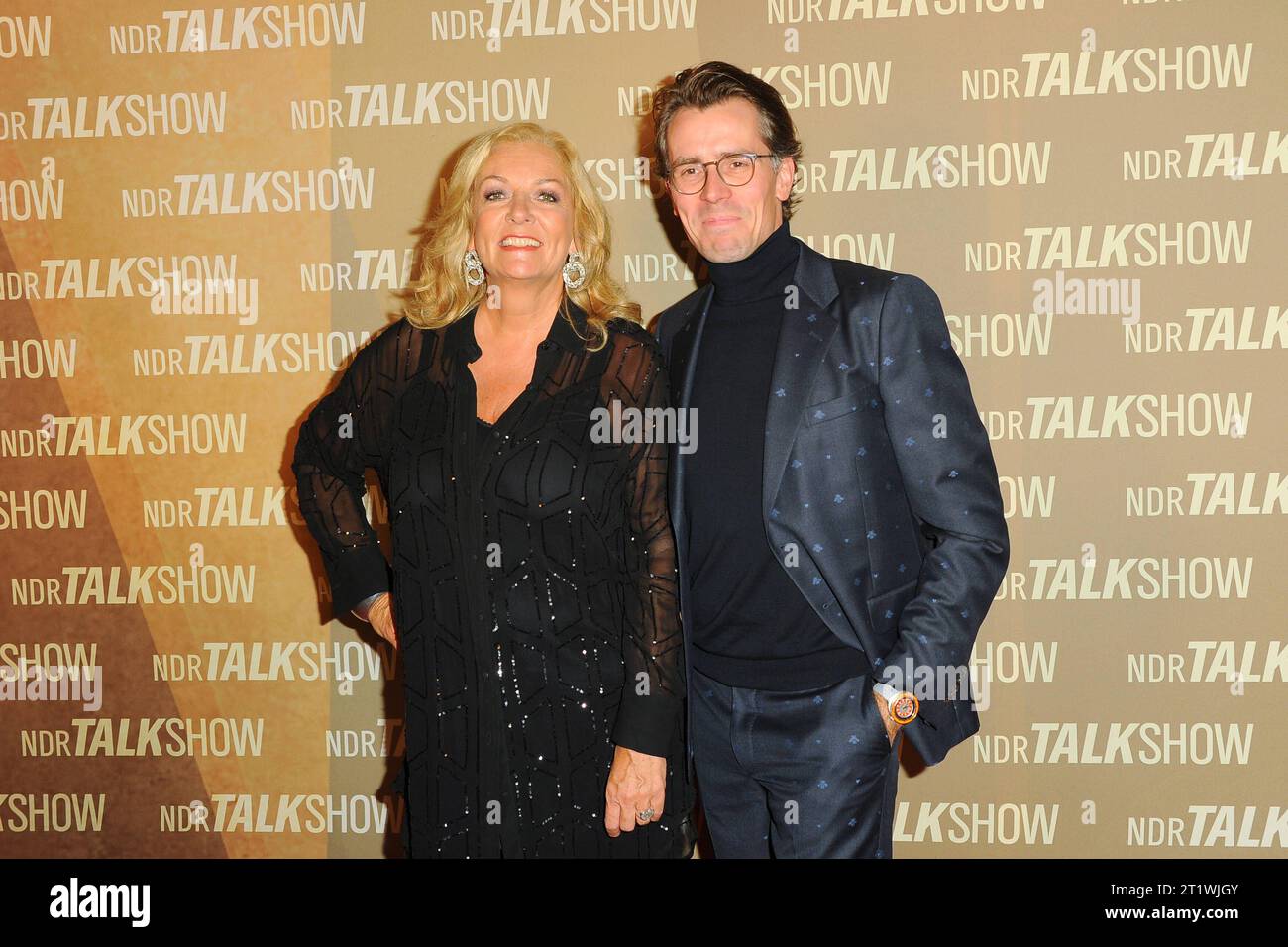 Bettina Tietjen und Johannes Wimmer. Roter Teppich zur1000. TV-Sendung der NDR Talk Show in den NDR Studios in Hamburg-Lokstedt. Hamburg, 13.10.2023 Bitte Bildunterschrift Credit: Imago/Alamy Live News Stockfoto