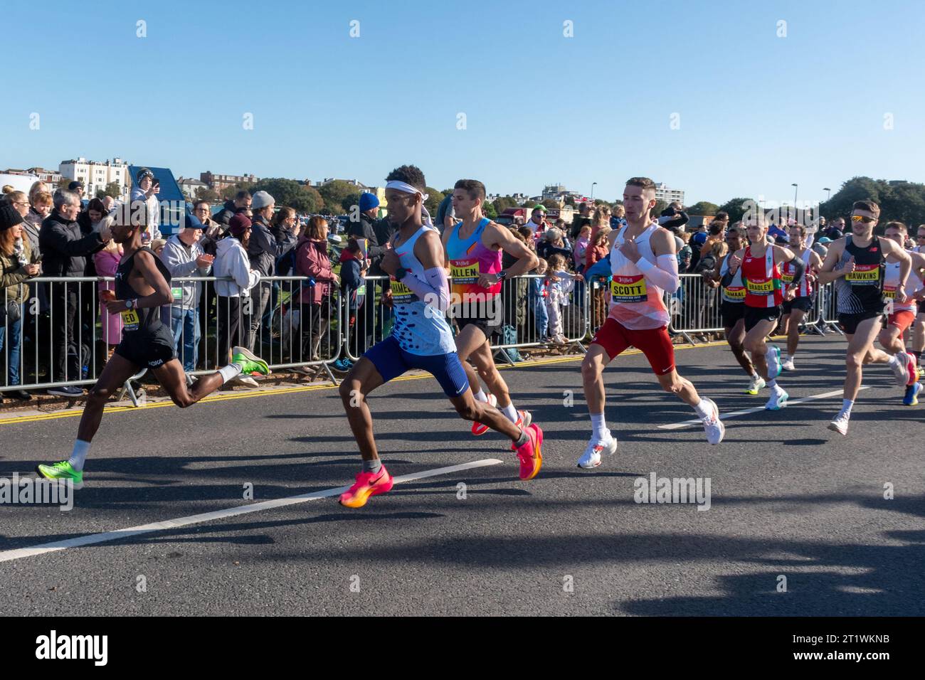 Great South Run, 15. Oktober 2023, Portsmouth, Hampshire, England, UK. Tausende von Teilnehmern liefen im 16-Mile-Great South Run in Southsea, Portsmouth. Neben den Elite-Läufern nahmen auch viele andere Teilnehmer Teil, die für Wohltätigkeitsorganisationen oder ihre Vereine gelaufen waren. Die Elitemänner kurz nach dem Start des Rennens, darunter die Siegerin Zakariya Mahamed in blauen Shorts und weißer Weste Stockfoto