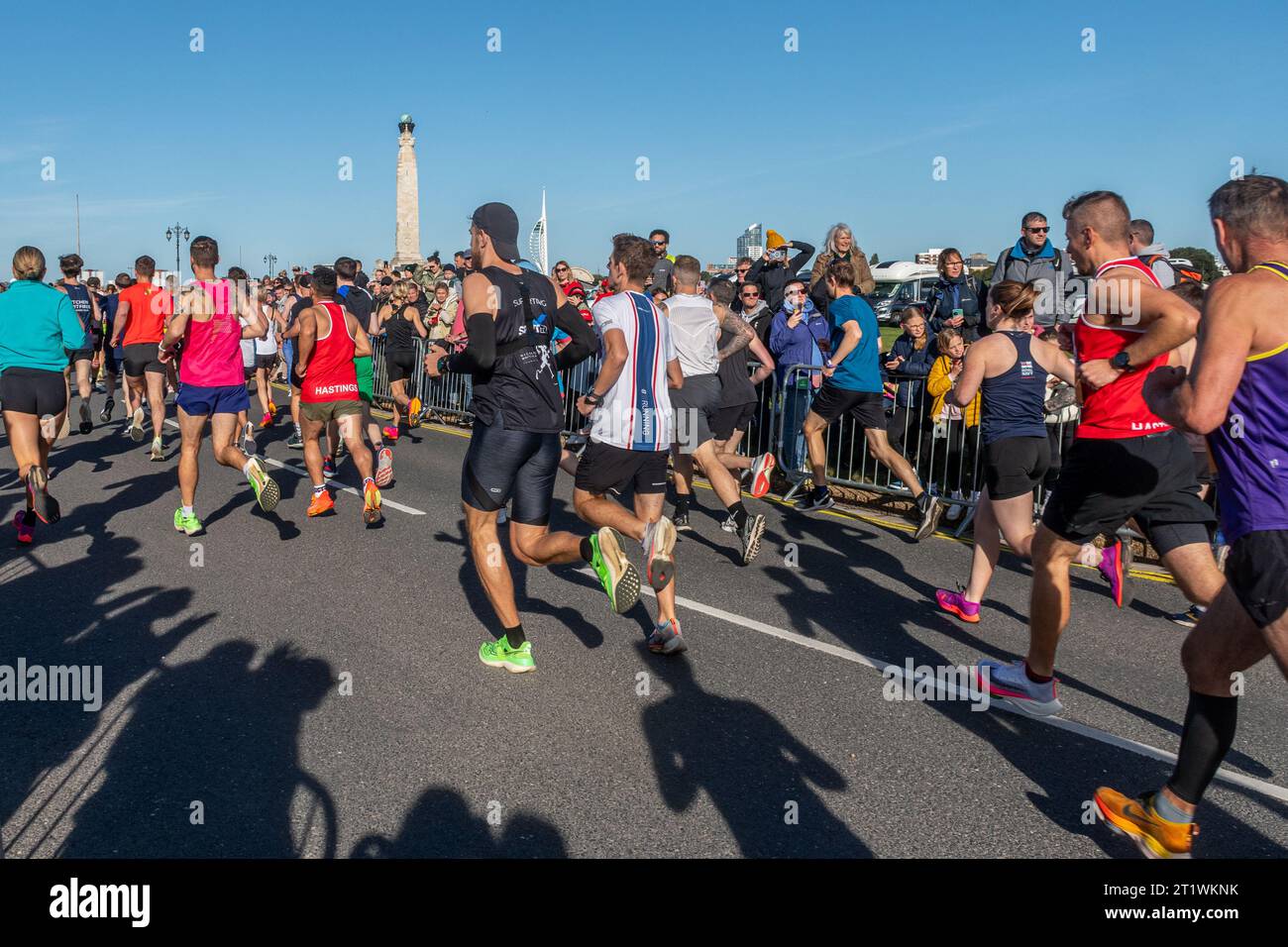 Great South Run, 15. Oktober 2023, Portsmouth, Hampshire, England, UK. Tausende von Teilnehmern liefen im 16-Mile-Great South Run in Southsea, Portsmouth. Neben den Elite-Läufern nahmen auch viele andere Teilnehmer Teil, die für Wohltätigkeitsorganisationen oder ihre Vereine gelaufen waren. Stockfoto