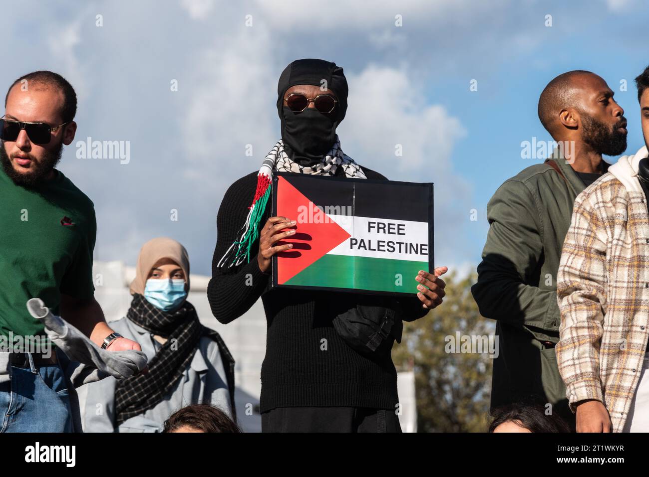 Protest für Palästina nach Eskalation der Militäraktion im Gazastreifen-Konflikt zwischen Israel und Hamas. Männlich mit Plakat zur freien palästinensischen Flagge Stockfoto